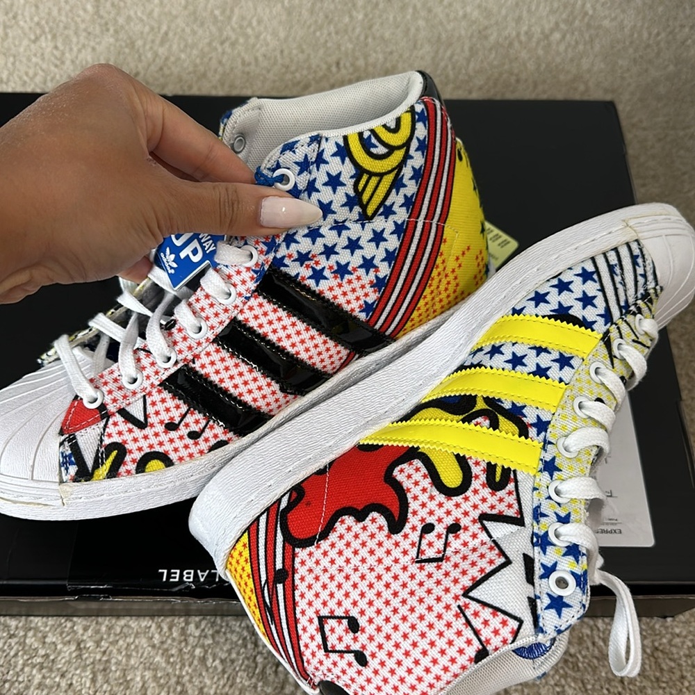 adidas Originals Multicolor Comic Print Sneakers in White and Blue - Picture 4 of 10